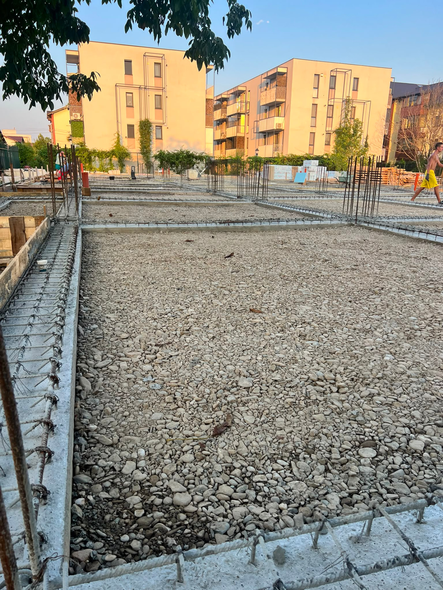 Umplutură de balast compactată între grinzile de fundare