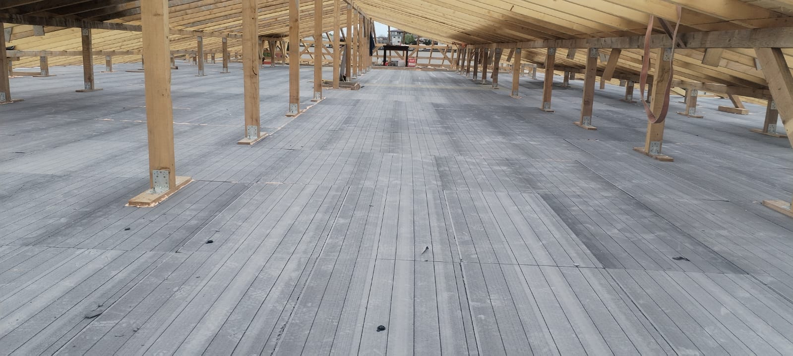 Montajul structurii șarpantei — căpriori și elemente structurale din lemn