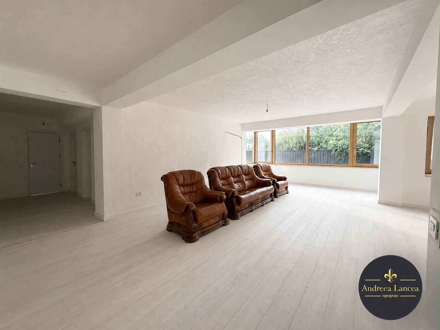 Living luminos cu lustre și ferestre panoramice