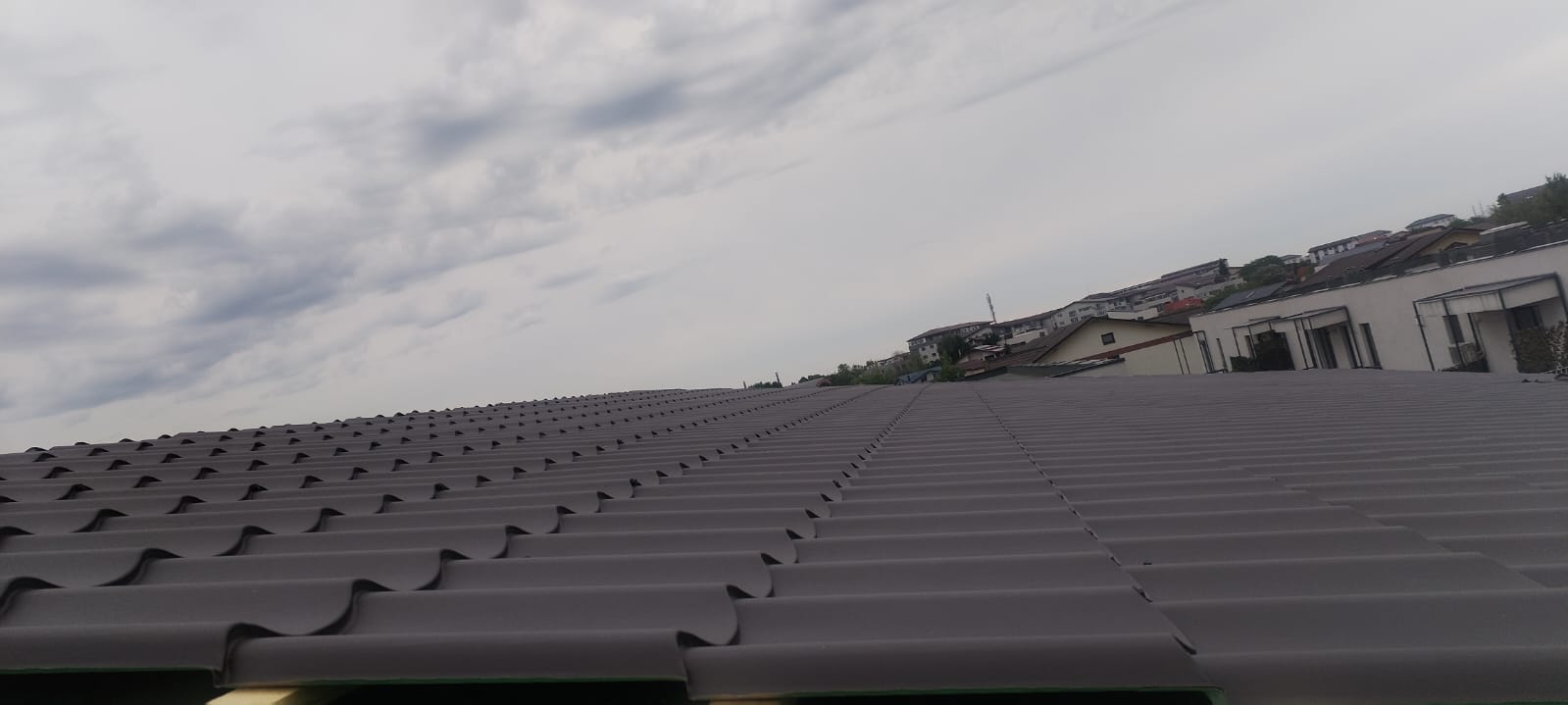 Acoperiș în faza de montaj a învelitorii metalice