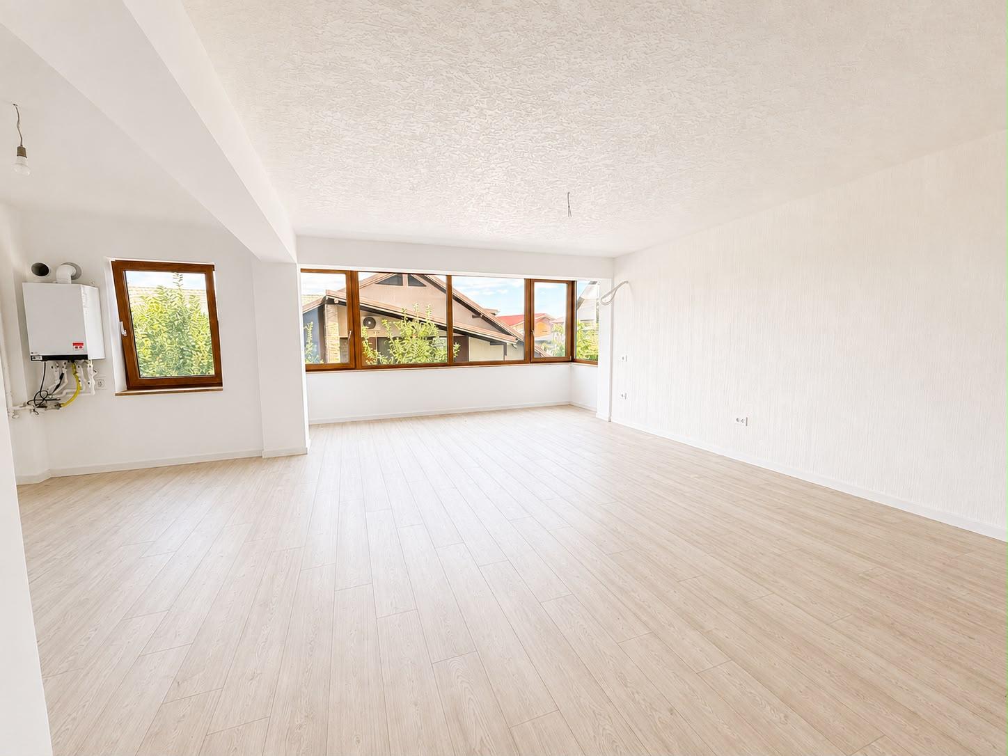 Living spațios și luminos cu ferestre panoramice