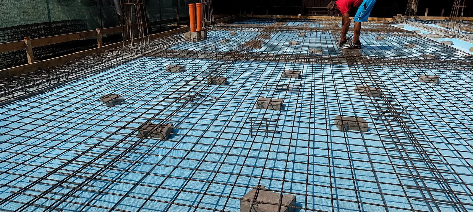 Plasa de armătură a plăcii, cu distanțieri pentru acoperirea cu beton