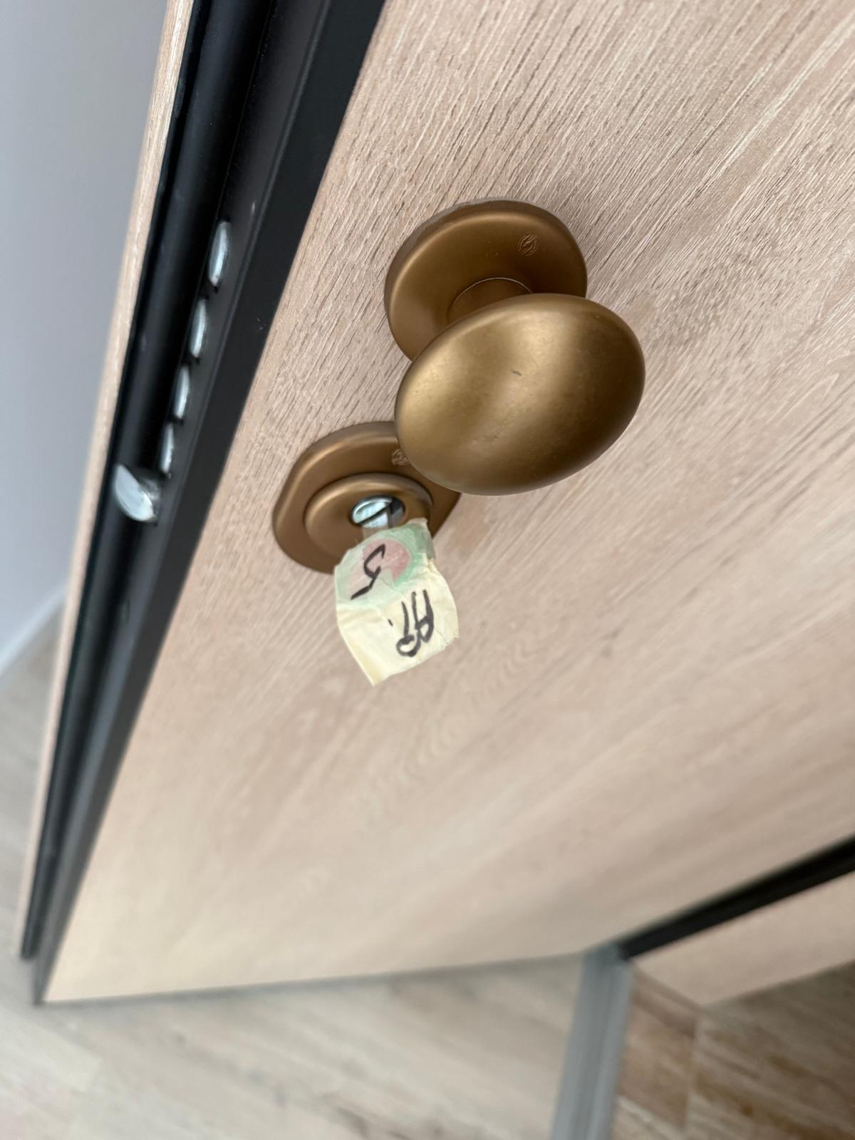 Ușa de intrare a apartamentului 5 cu broască de siguranță
