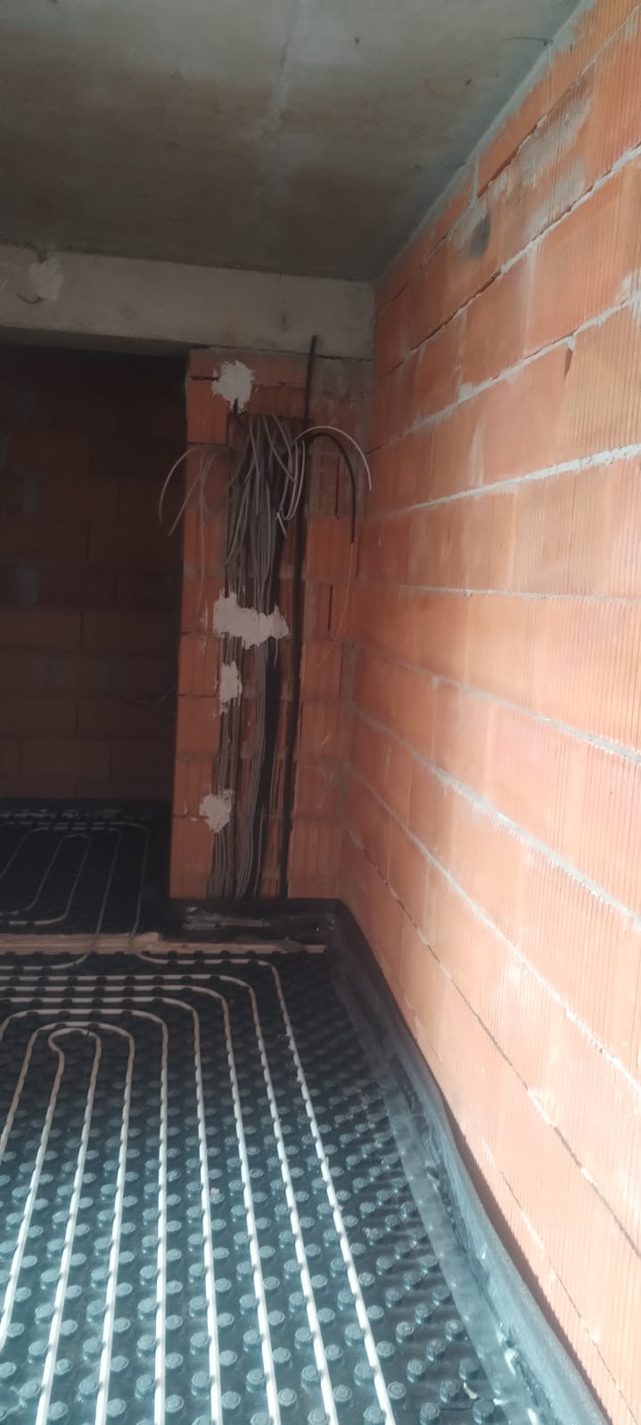 Panouri termoizolante cu nuturi pentru fixarea conductelor, cu traseele electrice în perete