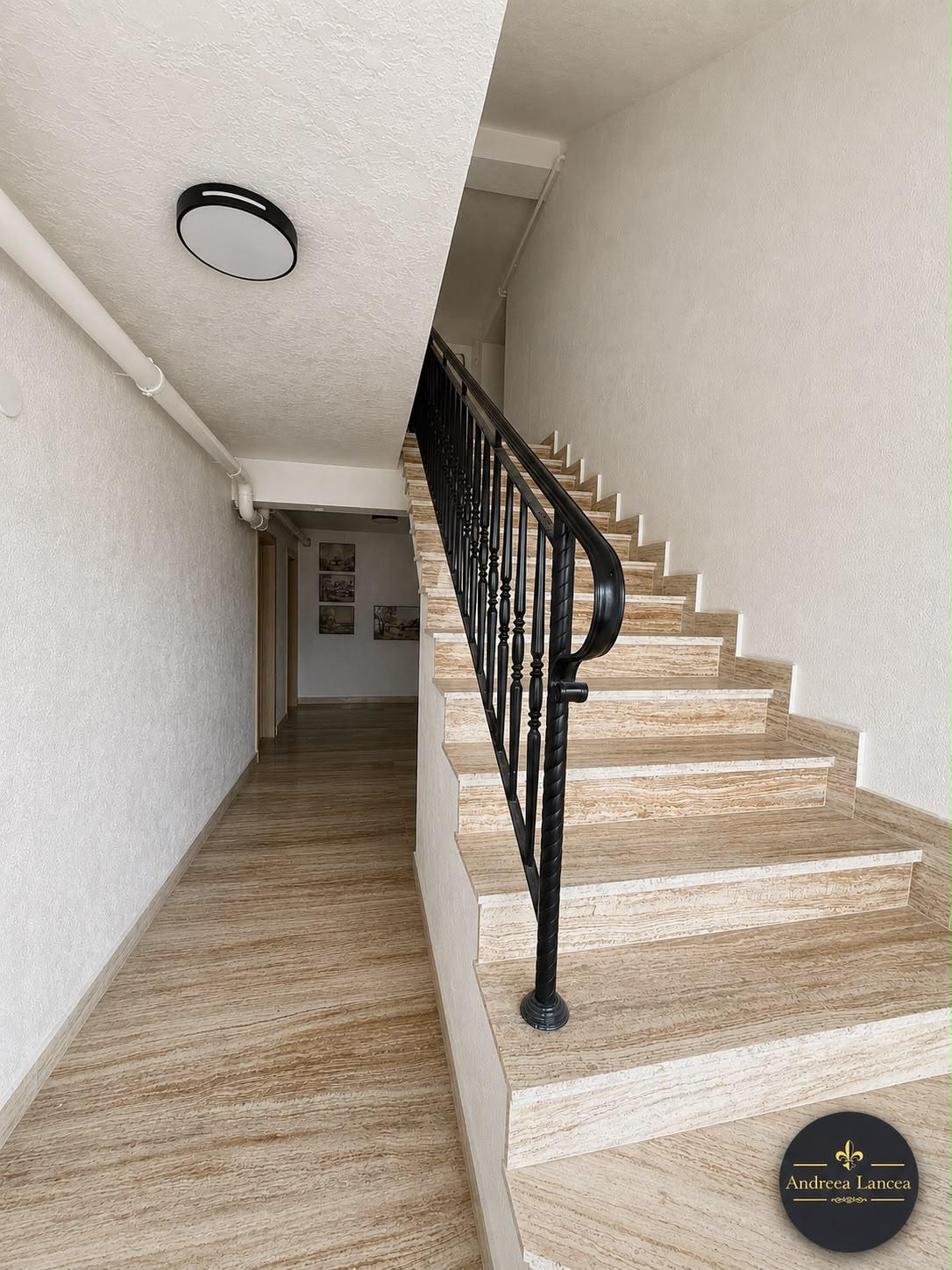 Hol cu scară și balustradă de fier forjat