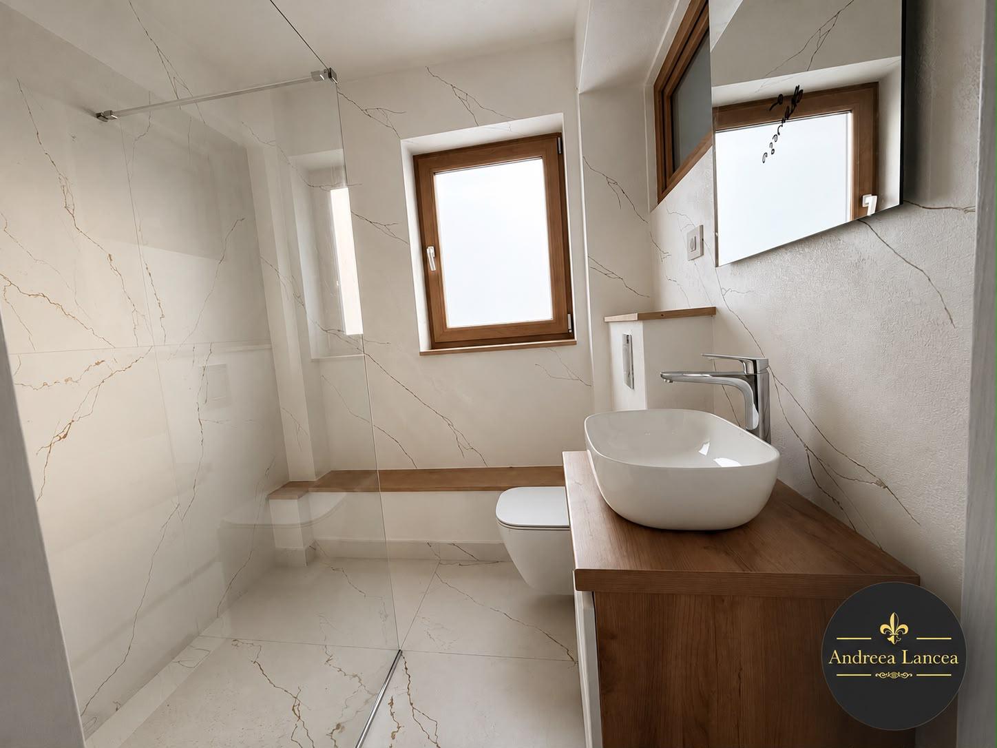 Baie modernă cu duș walk-in, lavoar vessel și ferestre mascate