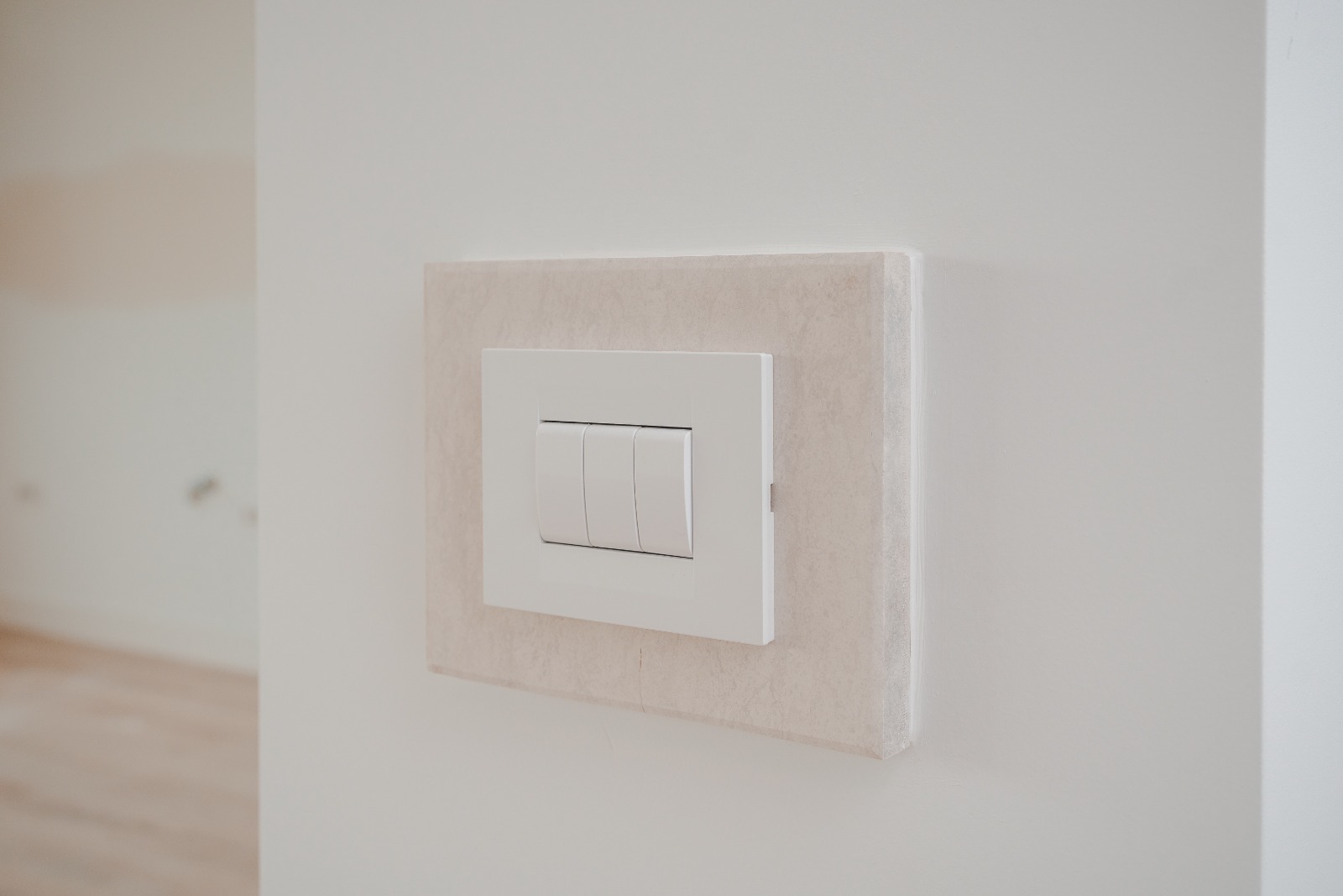 Detaliu de finisaj — aparataj electric modern montat pe pereți texturați
