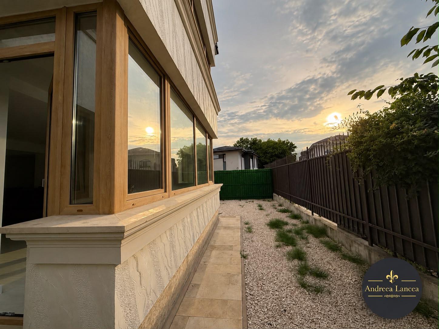 Exterior — curte laterală și vitrină la apus