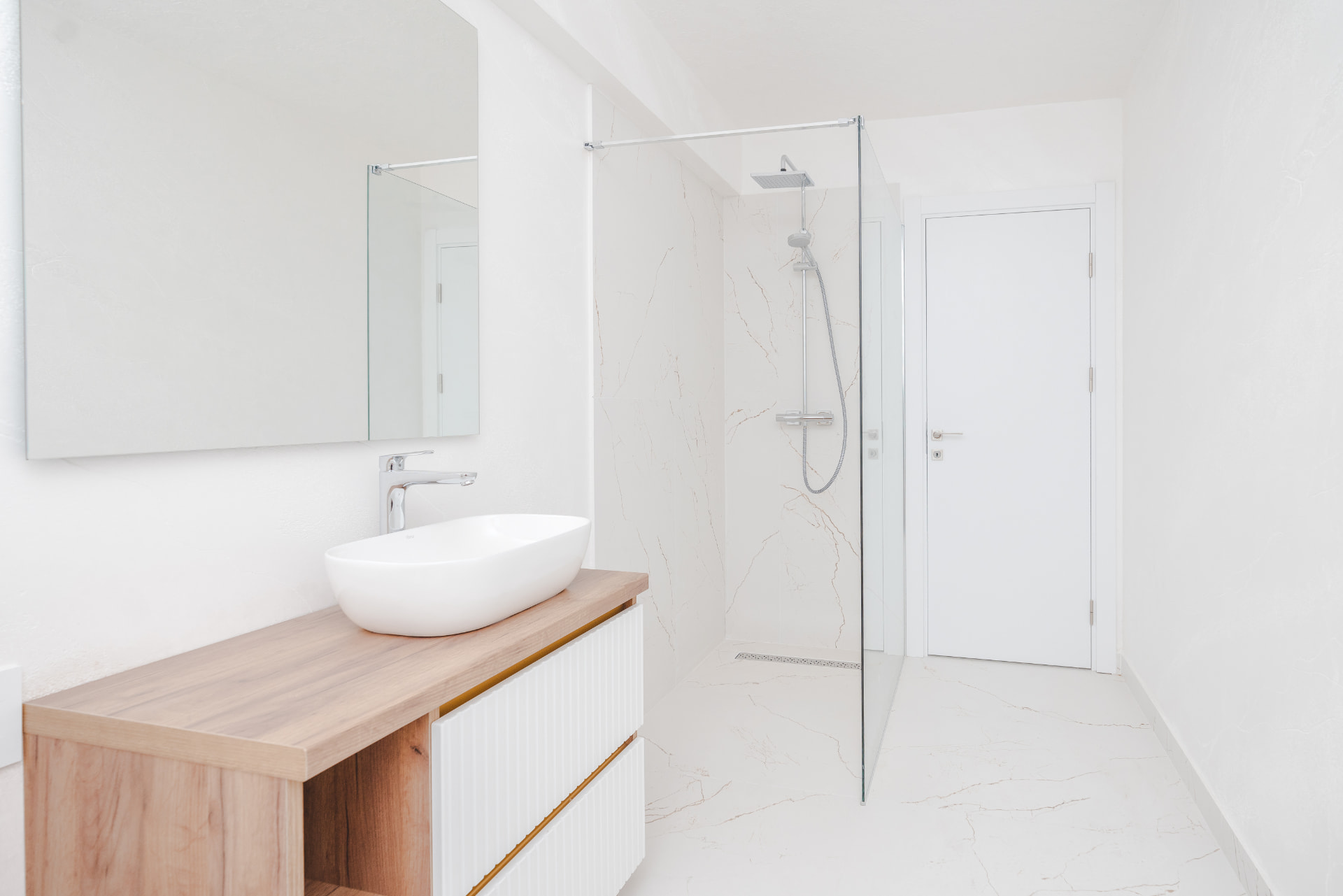 Baie cu duș walk-in din sticlă și mobilier din lemn