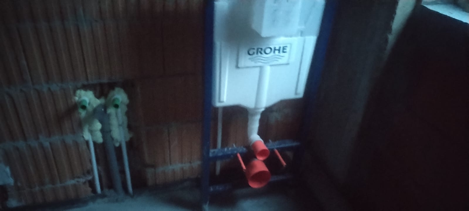 Detaliu al instalațiilor sanitare și al rezervorului încastrat