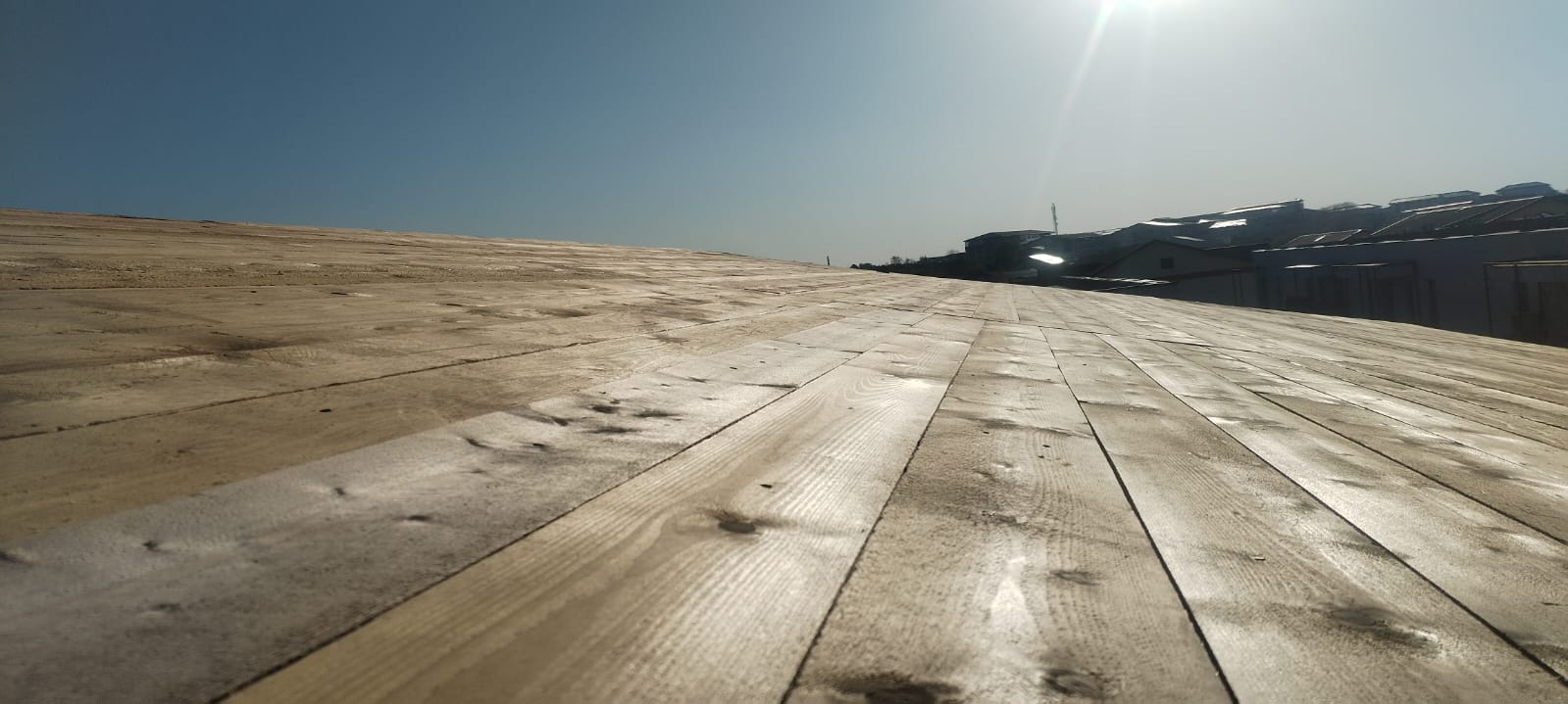 Structura șarpantei cu paneling din lemn, vedere de ansamblu