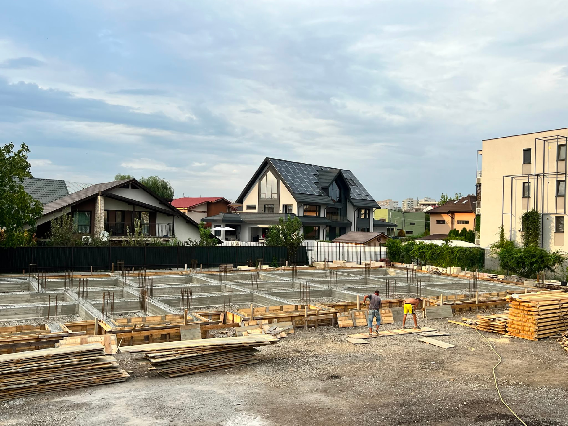 Fundații turnate și decofrate, materiale organizate pe șantier