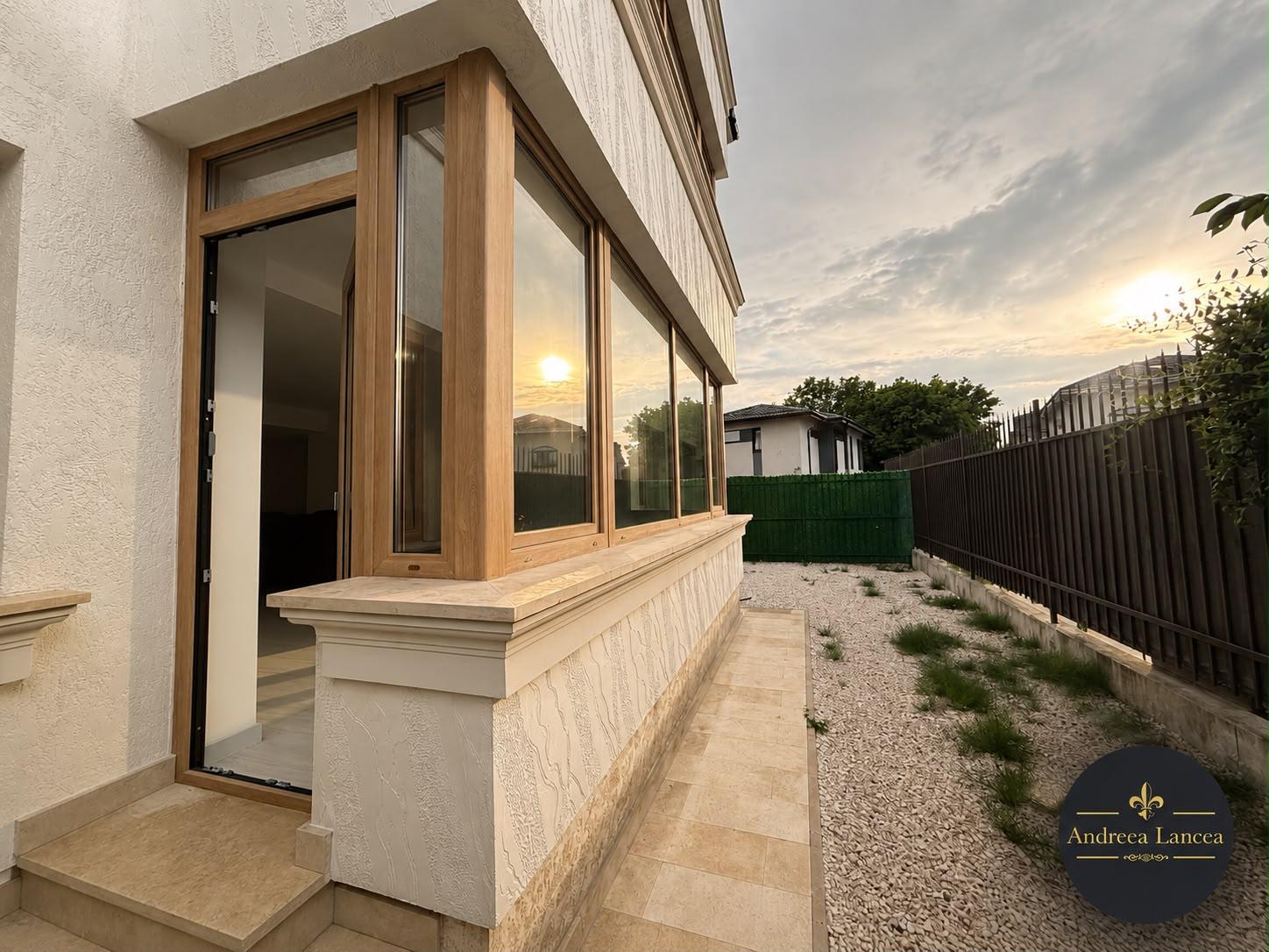 Exterior — intrare laterală și fațadă la apus
