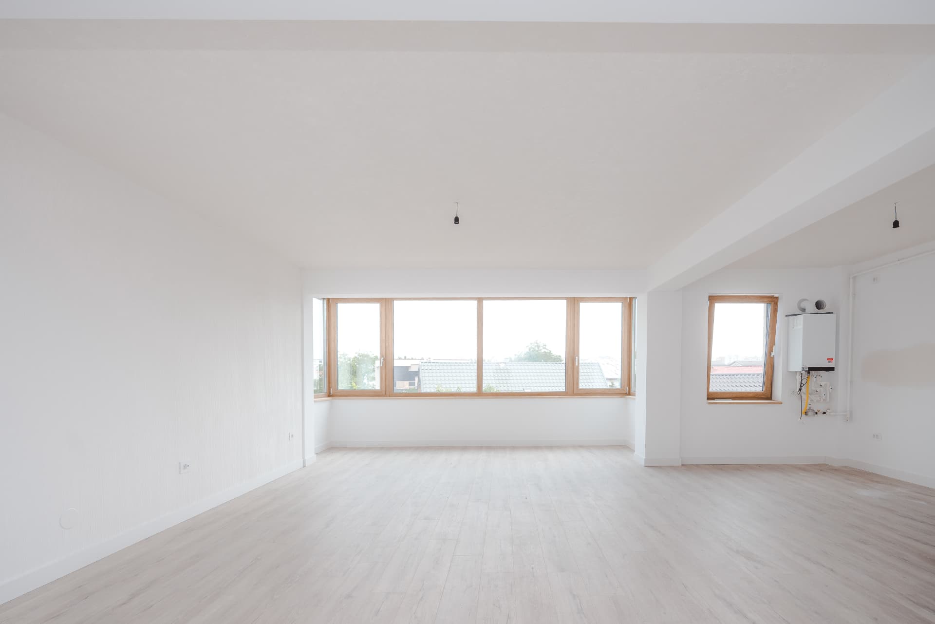 Living spațios și luminos cu ferestre panoramice