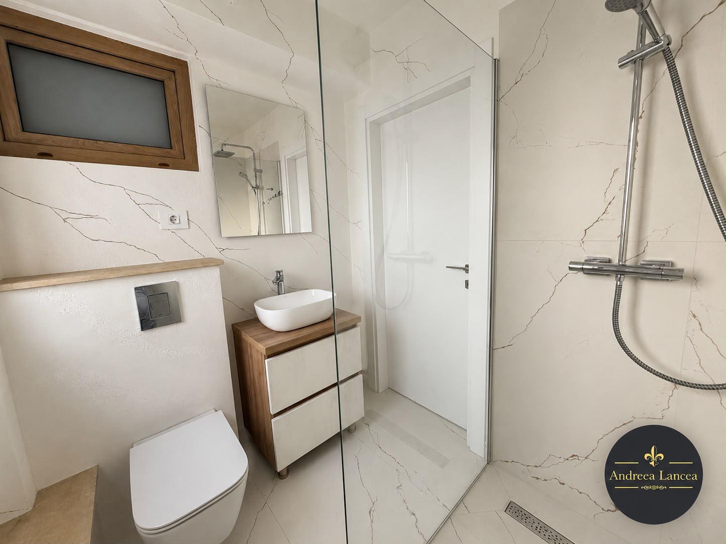 Baie completă cu duș walk-in și faianță marmurată